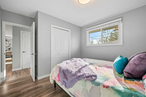 304 Wascana Crescent Se, Calgary, AB - Indoor Photo Showing Bedroom