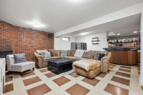 304 Wascana Crescent Se, Calgary, AB - Indoor Photo Showing Living Room