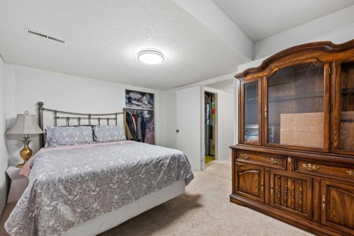 304 Wascana Crescent Se, Calgary, AB - Indoor Photo Showing Bedroom