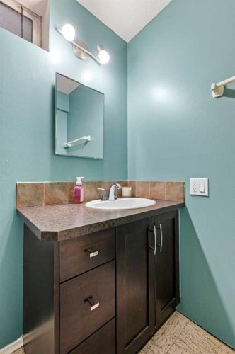 304 Wascana Crescent Se, Calgary, AB - Indoor Photo Showing Bathroom