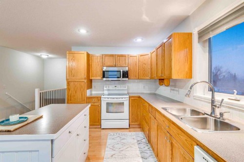 307 Regal Crescent, Trochu, AB - Indoor Photo Showing Kitchen With Double Sink