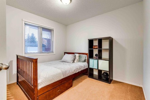 307 Regal Crescent, Trochu, AB - Indoor Photo Showing Bedroom