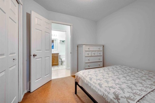 307 Regal Crescent, Trochu, AB - Indoor Photo Showing Bedroom