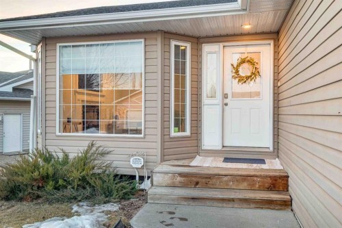 307 Regal Crescent, Trochu, AB - Outdoor With Exterior