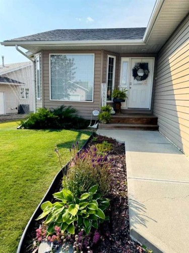 307 Regal Crescent, Trochu, AB - Outdoor