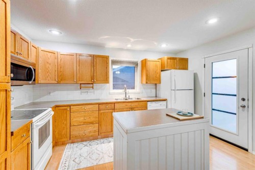 307 Regal Crescent, Trochu, AB - Indoor Photo Showing Kitchen With Double Sink