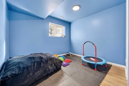 250 Cimarron Boulevard, Okotoks, AB - Indoor Photo Showing Bedroom