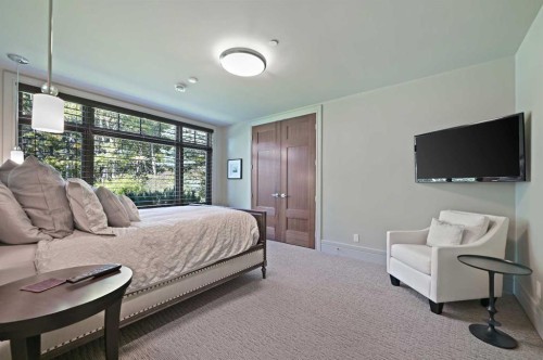 31 Spring Valley Heights Sw, Calgary, AB - Indoor Photo Showing Bedroom