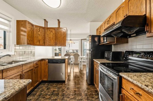 224 Eldorado Place Ne, Calgary, AB - Indoor Photo Showing Kitchen