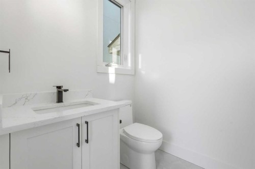 3515 42 Street Sw, Calgary, AB - Indoor Photo Showing Bathroom