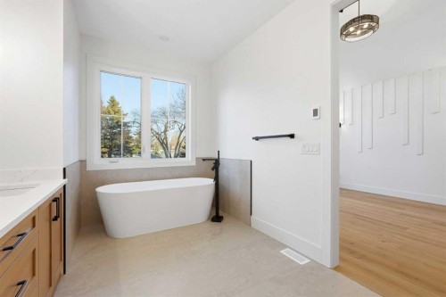 3515 42 Street Sw, Calgary, AB - Indoor Photo Showing Bathroom