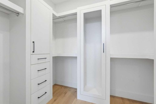 3515 42 Street Sw, Calgary, AB - Indoor With Storage