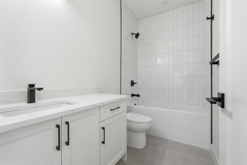 3515 42 Street Sw, Calgary, AB - Indoor Photo Showing Bathroom