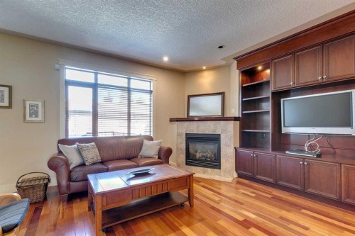 446 18 Avenue Ne, Calgary, AB - Indoor Photo Showing Living Room With Fireplace