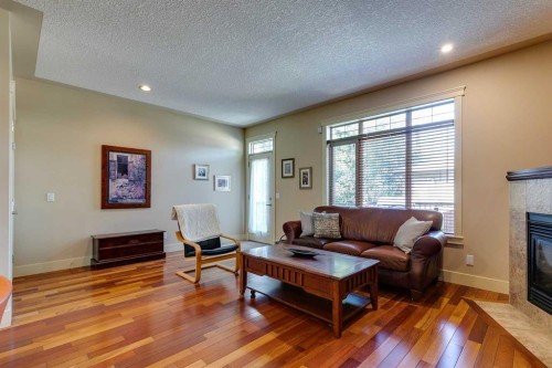 446 18 Avenue Ne, Calgary, AB - Indoor Photo Showing Living Room With Fireplace