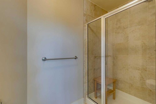 446 18 Avenue Ne, Calgary, AB - Indoor Photo Showing Bathroom