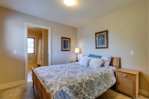 446 18 Avenue Ne, Calgary, AB - Indoor Photo Showing Bedroom