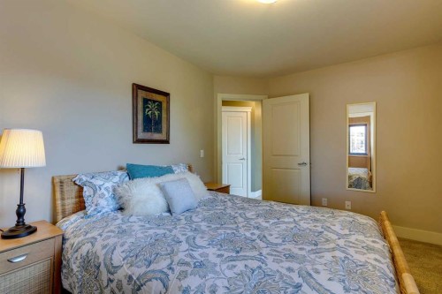 446 18 Avenue Ne, Calgary, AB - Indoor Photo Showing Bedroom