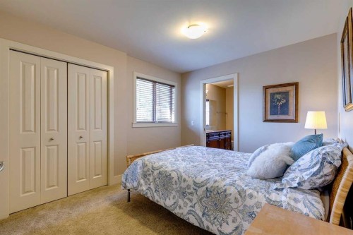 446 18 Avenue Ne, Calgary, AB - Indoor Photo Showing Bedroom