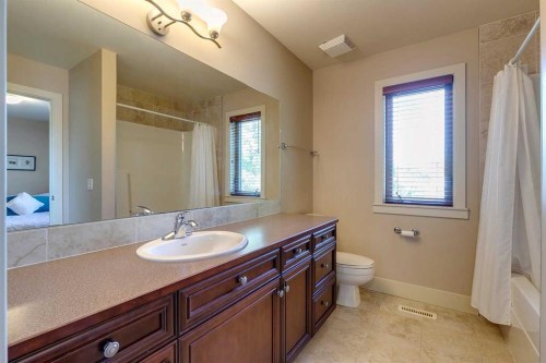 446 18 Avenue Ne, Calgary, AB - Indoor Photo Showing Bathroom