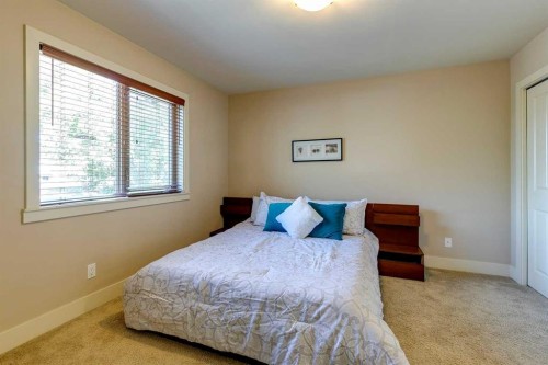 446 18 Avenue Ne, Calgary, AB - Indoor Photo Showing Bedroom
