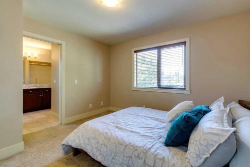 446 18 Avenue Ne, Calgary, AB - Indoor Photo Showing Bedroom