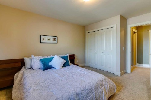 446 18 Avenue Ne, Calgary, AB - Indoor Photo Showing Bedroom