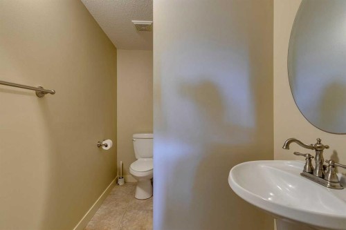 446 18 Avenue Ne, Calgary, AB - Indoor Photo Showing Bathroom