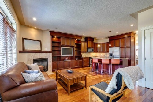 446 18 Avenue Ne, Calgary, AB - Indoor Photo Showing Living Room With Fireplace