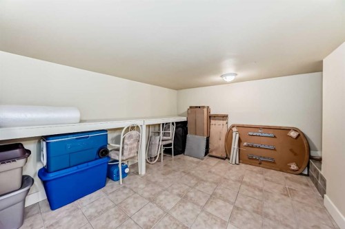 36 Dalrymple Green Nw, Calgary, AB - Indoor Photo Showing Other Room