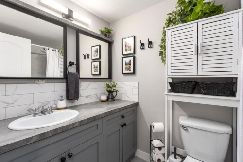 31-528 Cedar Crescent Sw, Calgary, AB - Indoor Photo Showing Bathroom