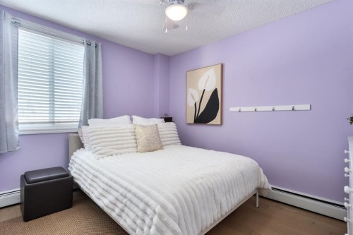 31-528 Cedar Crescent Sw, Calgary, AB - Indoor Photo Showing Bedroom