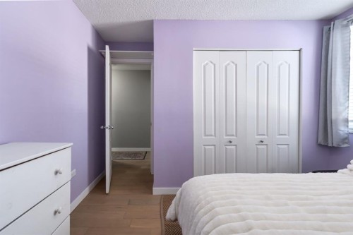 31-528 Cedar Crescent Sw, Calgary, AB - Indoor Photo Showing Bedroom