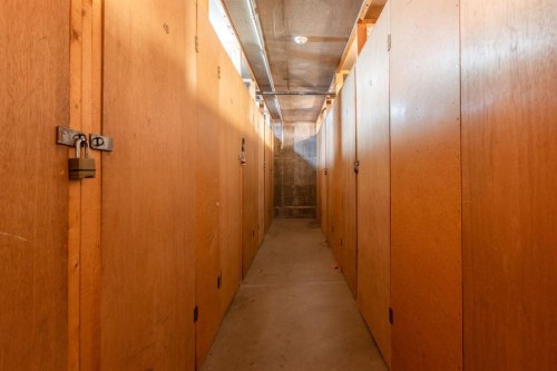 31-528 Cedar Crescent Sw, Calgary, AB - Indoor Photo Showing Other Room