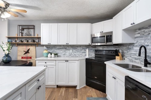 31-528 Cedar Crescent Sw, Calgary, AB - Indoor Photo Showing Kitchen With Double Sink