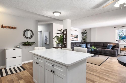 31-528 Cedar Crescent Sw, Calgary, AB - Indoor Photo Showing Living Room