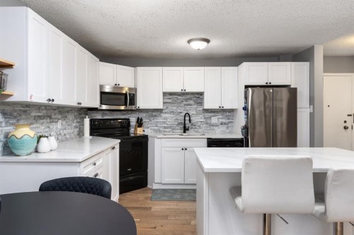 31-528 Cedar Crescent Sw, Calgary, AB - Indoor Photo Showing Kitchen With Upgraded Kitchen