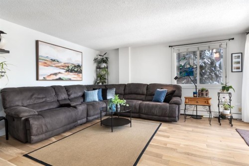 31-528 Cedar Crescent Sw, Calgary, AB - Indoor Photo Showing Living Room
