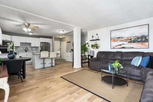 31-528 Cedar Crescent Sw, Calgary, AB - Indoor Photo Showing Living Room