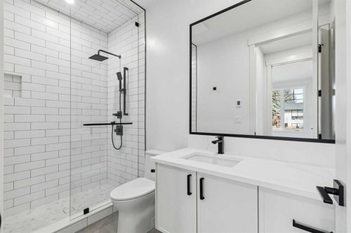 1835 Braemar Place Sw, Calgary, AB - Indoor Photo Showing Bathroom