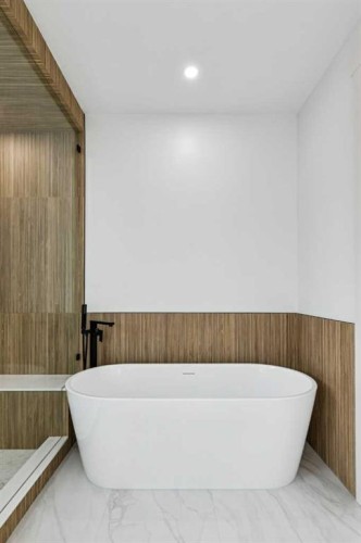 1835 Braemar Place Sw, Calgary, AB - Indoor Photo Showing Bathroom