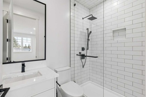 1835 Braemar Place Sw, Calgary, AB - Indoor Photo Showing Bathroom