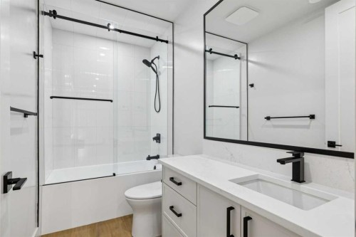 1835 Braemar Place Sw, Calgary, AB - Indoor Photo Showing Bathroom