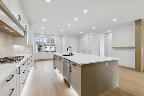 1835 Braemar Place Sw, Calgary, AB - Indoor Photo Showing Kitchen With Upgraded Kitchen