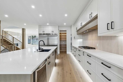 1835 Braemar Place Sw, Calgary, AB - Indoor Photo Showing Kitchen With Upgraded Kitchen