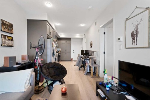 310-3932 University Avenue Nw, Calgary, AB - Indoor