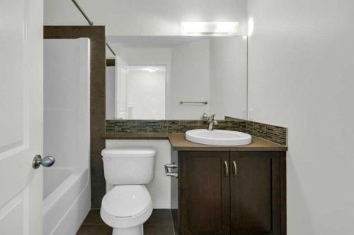 68 Evansview Road Nw, Calgary, AB - Indoor Photo Showing Bathroom