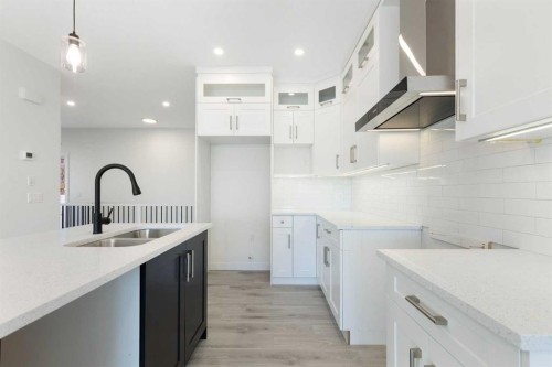 25 St. Andrews Close, Lyalta, AB - Indoor Photo Showing Kitchen With Double Sink With Upgraded Kitchen