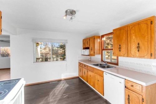 4829 54 Street, Olds, AB - Indoor Photo Showing Kitchen With Double Sink