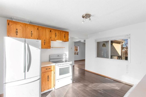 4829 54 Street, Olds, AB - Indoor Photo Showing Kitchen